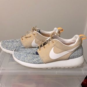 NIKE WOMEN’s ROSHE